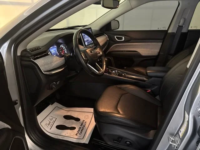 Used 2022  Jeep Latitude Lux image 24
