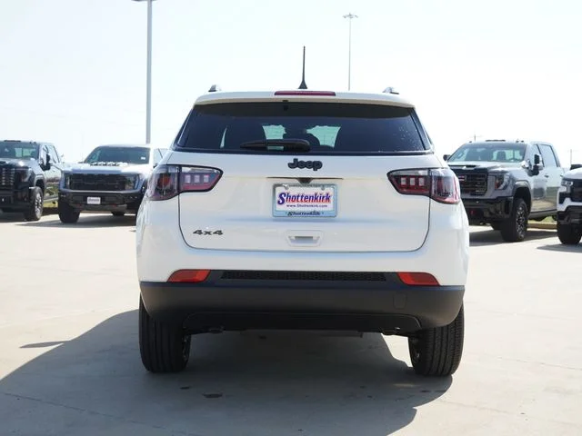 New 2026 Bright White Clear-Coat Exterior Paint Jeep Latitude image 4