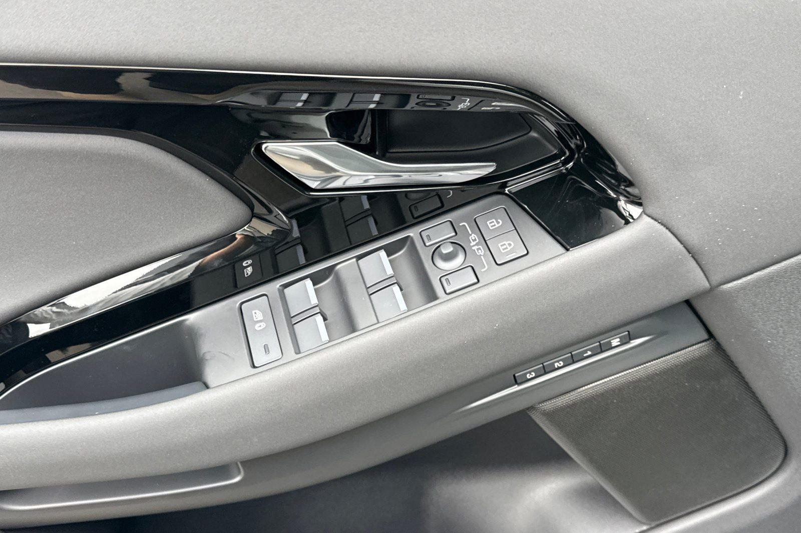 New 2026 Fuji White Land Rover S image 9