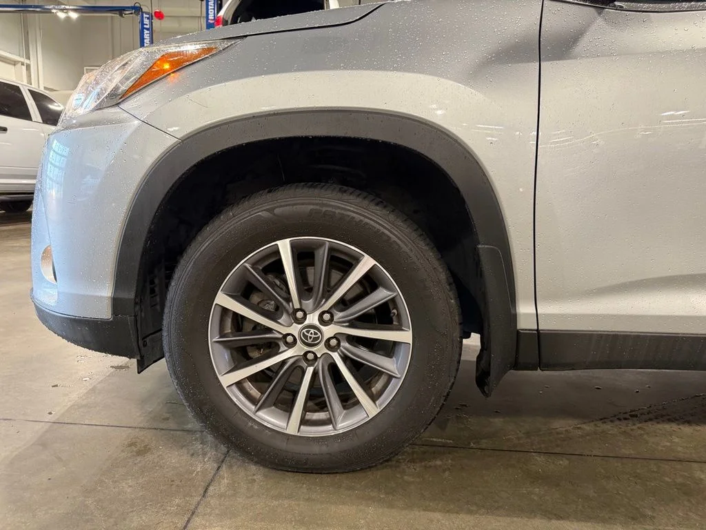 Used 2019 Silver Toyota XLE image 25