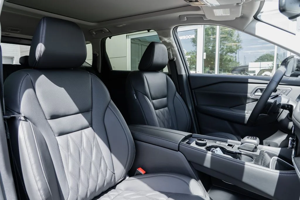New 2026 Boulder Gray Pearl / Super Black Two-tone Nissan Platinum image 28