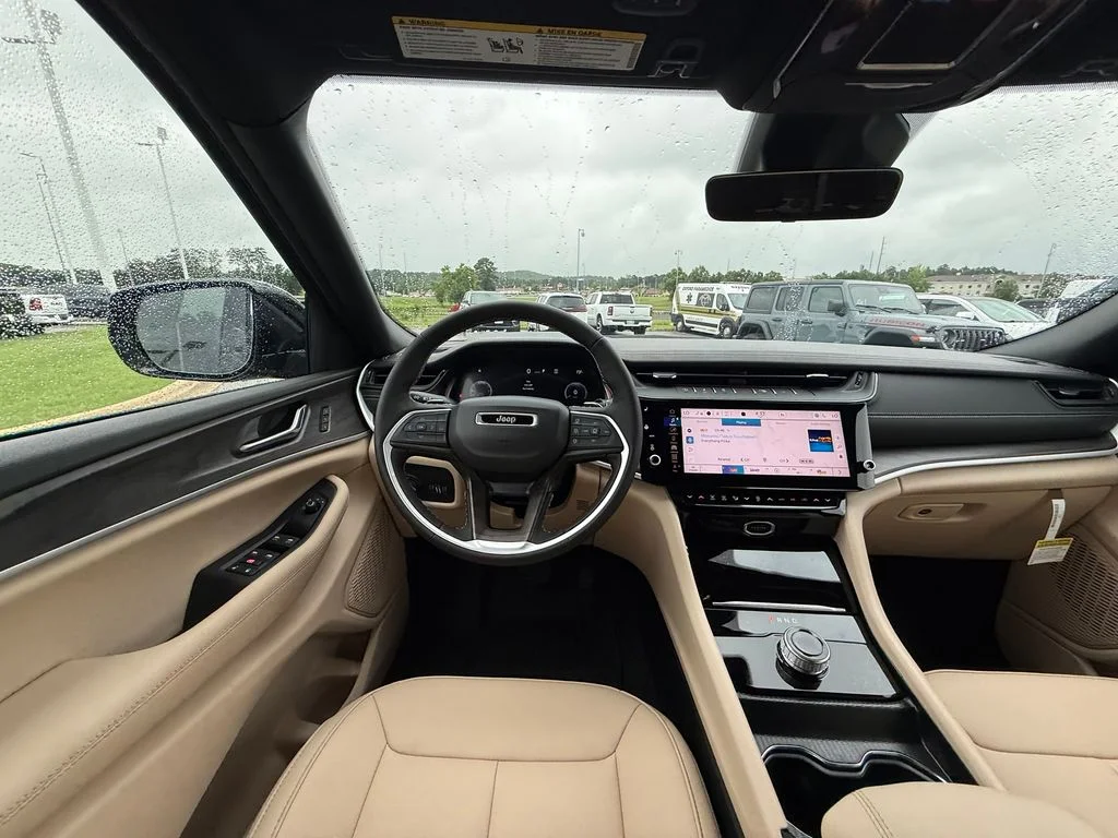 New 2026 Diamond Black Crystal Pearl-Coat Exterior Paint Jeep Limited image 8