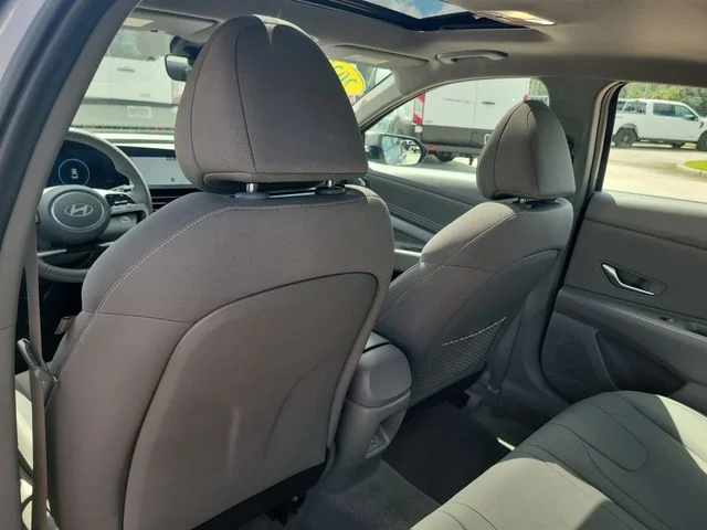 Used 2025  Hyundai SEL Convenience image 11