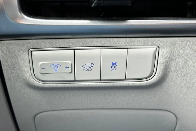 Used 2025 White Pearl Hyundai SEL image 29