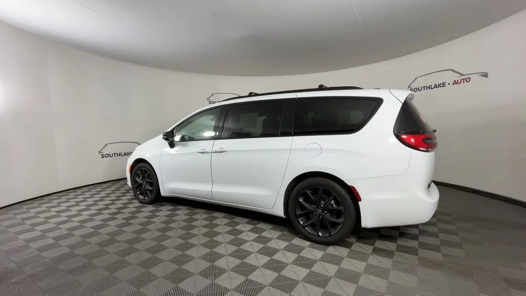 Used 2025 White Chrysler Limited image 8