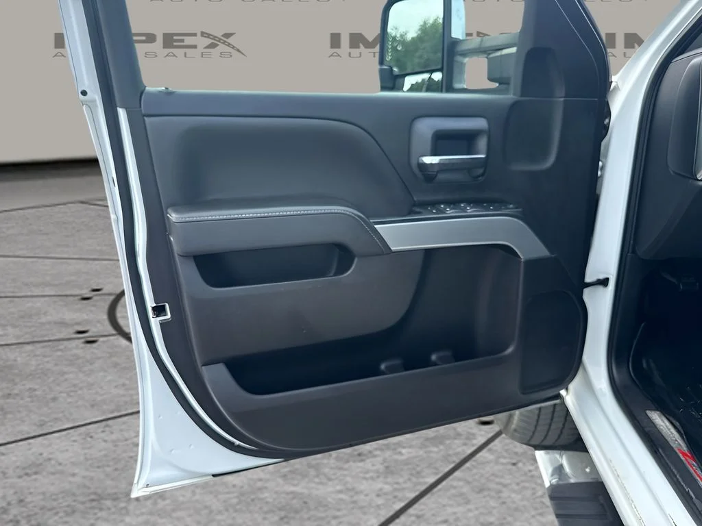 Used 2018 White Chevrolet LT image 16
