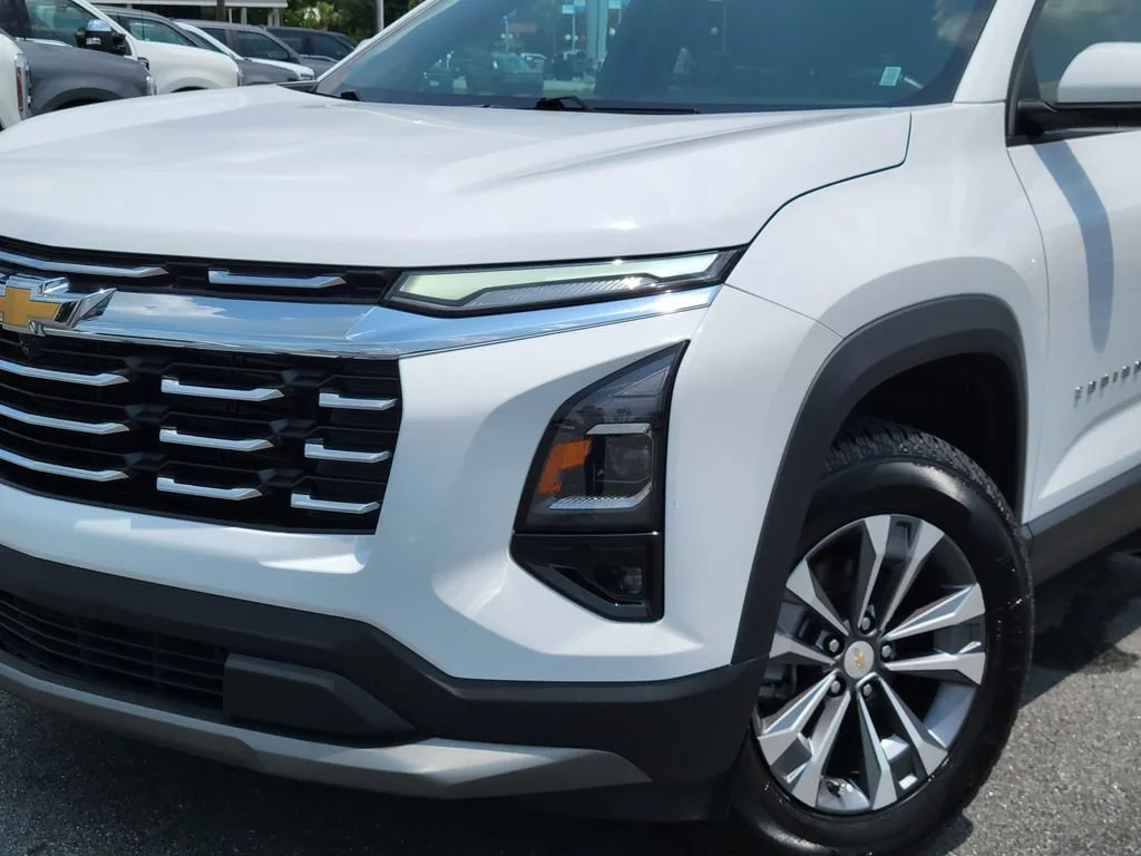 Used 2025 Summit White Chevrolet LT image 9