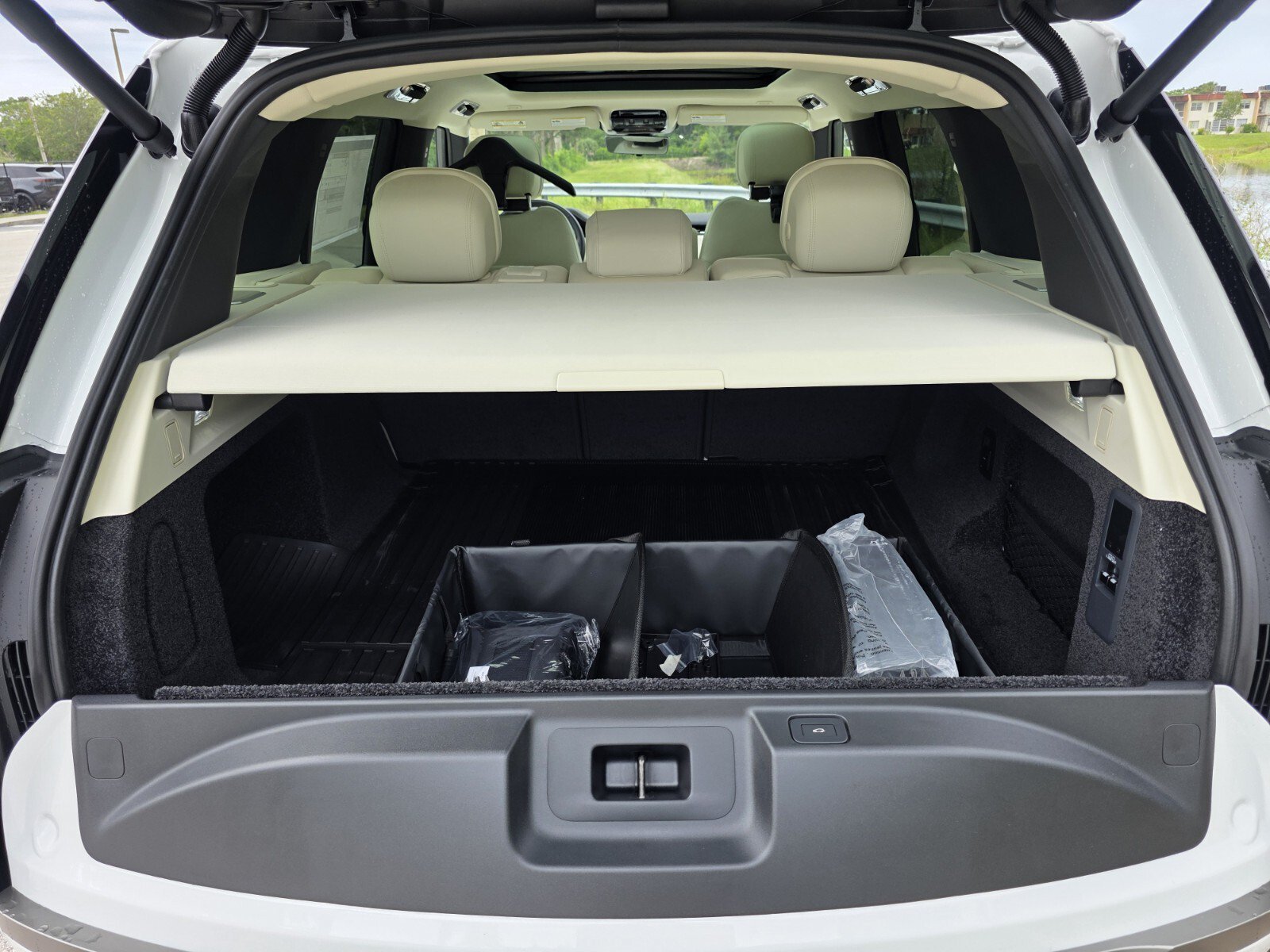 New 2026 Fuji White Land Rover P400 SE image 14
