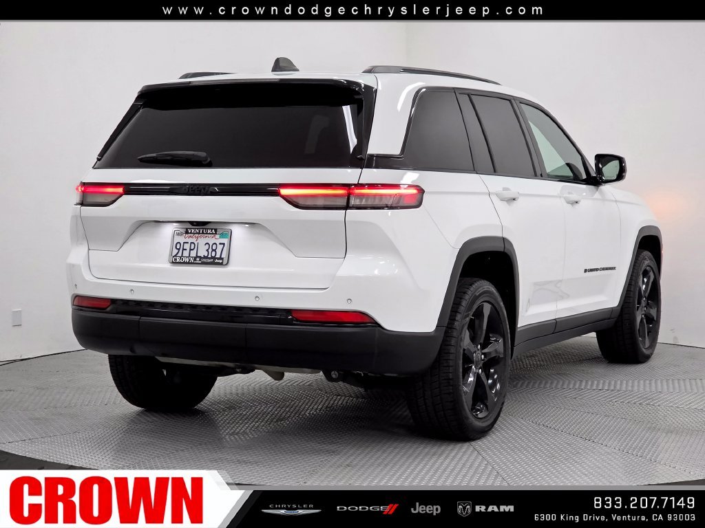 Used 2023 White Jeep Altitude image 7