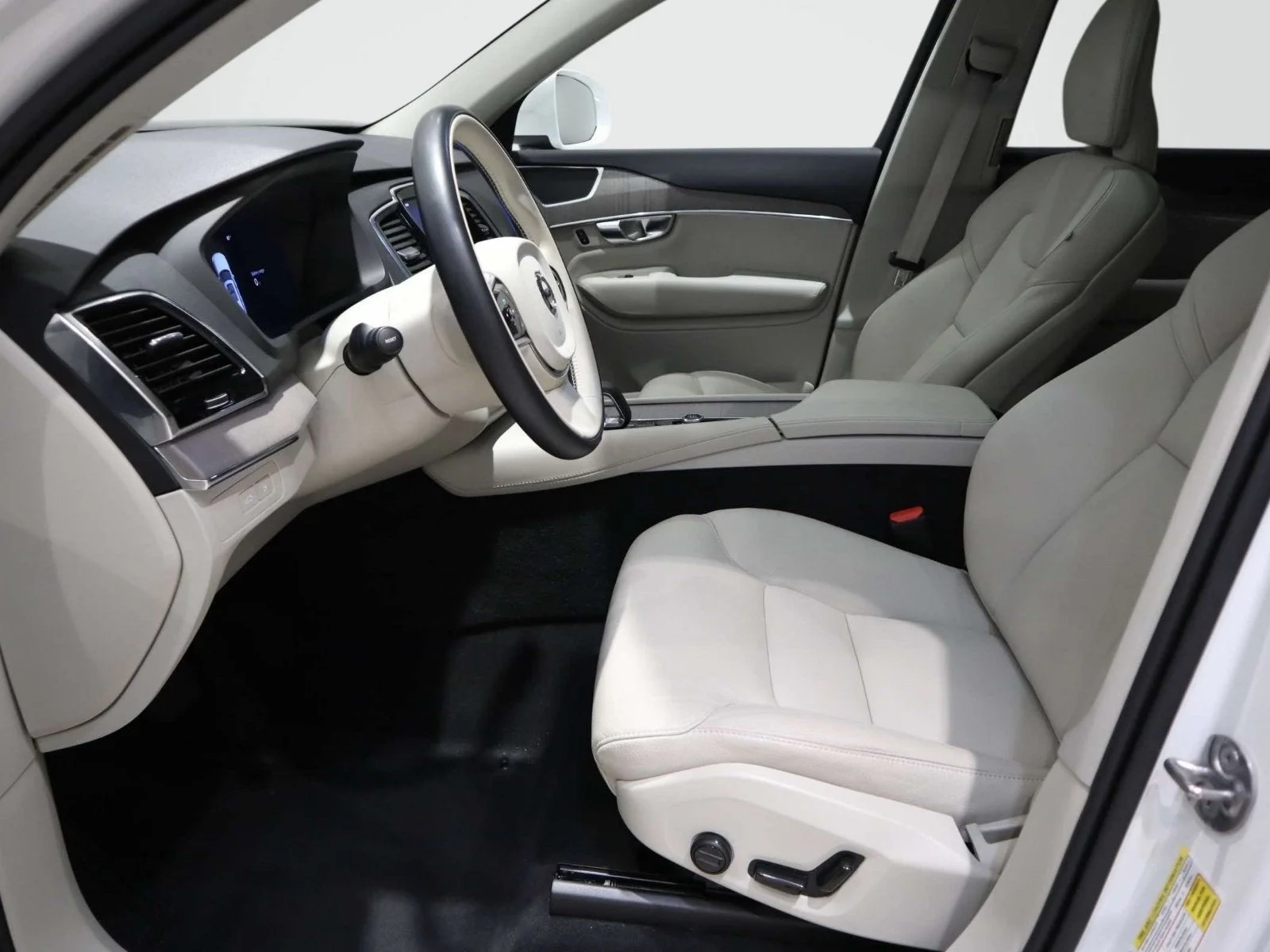 Used 2025 White Volvo Plus image 17