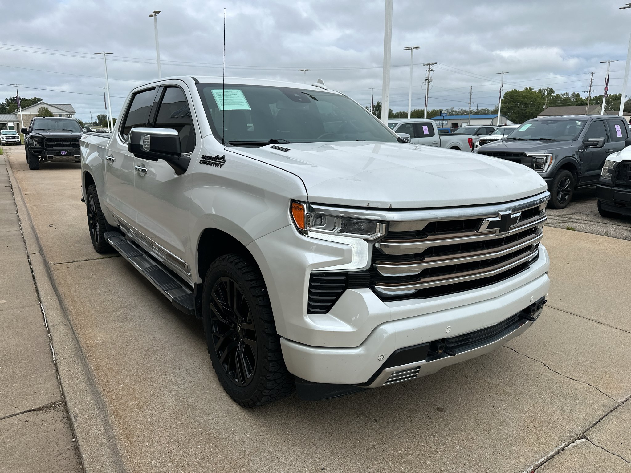 Used 2022 Iridescent Pearl Tricoat Chevrolet High Country image 9