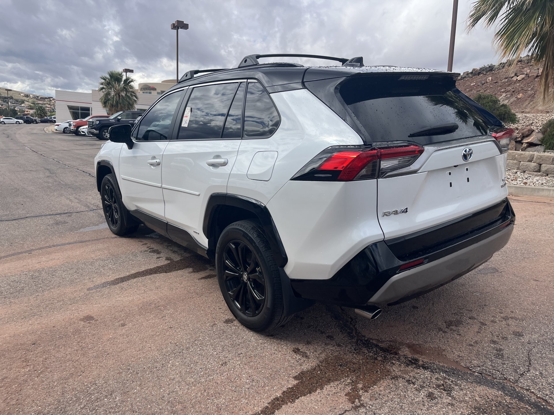 Used 2018 Pearl White Nissan Platinum image 5