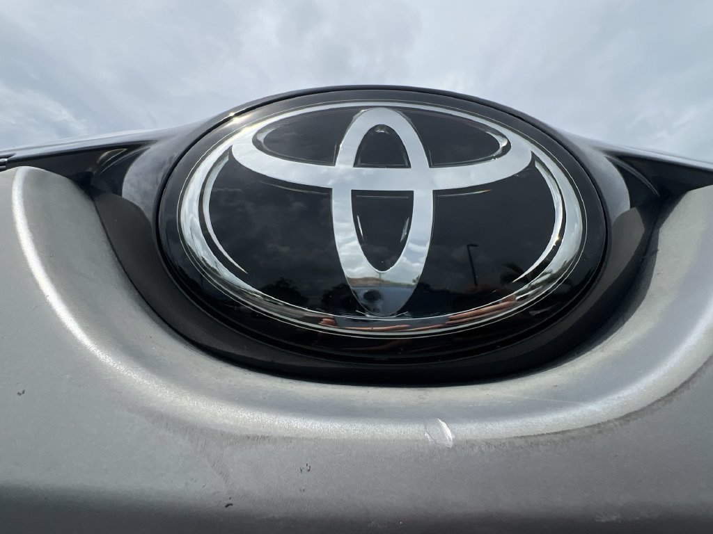 Used 2018 Silver Toyota LE image 28