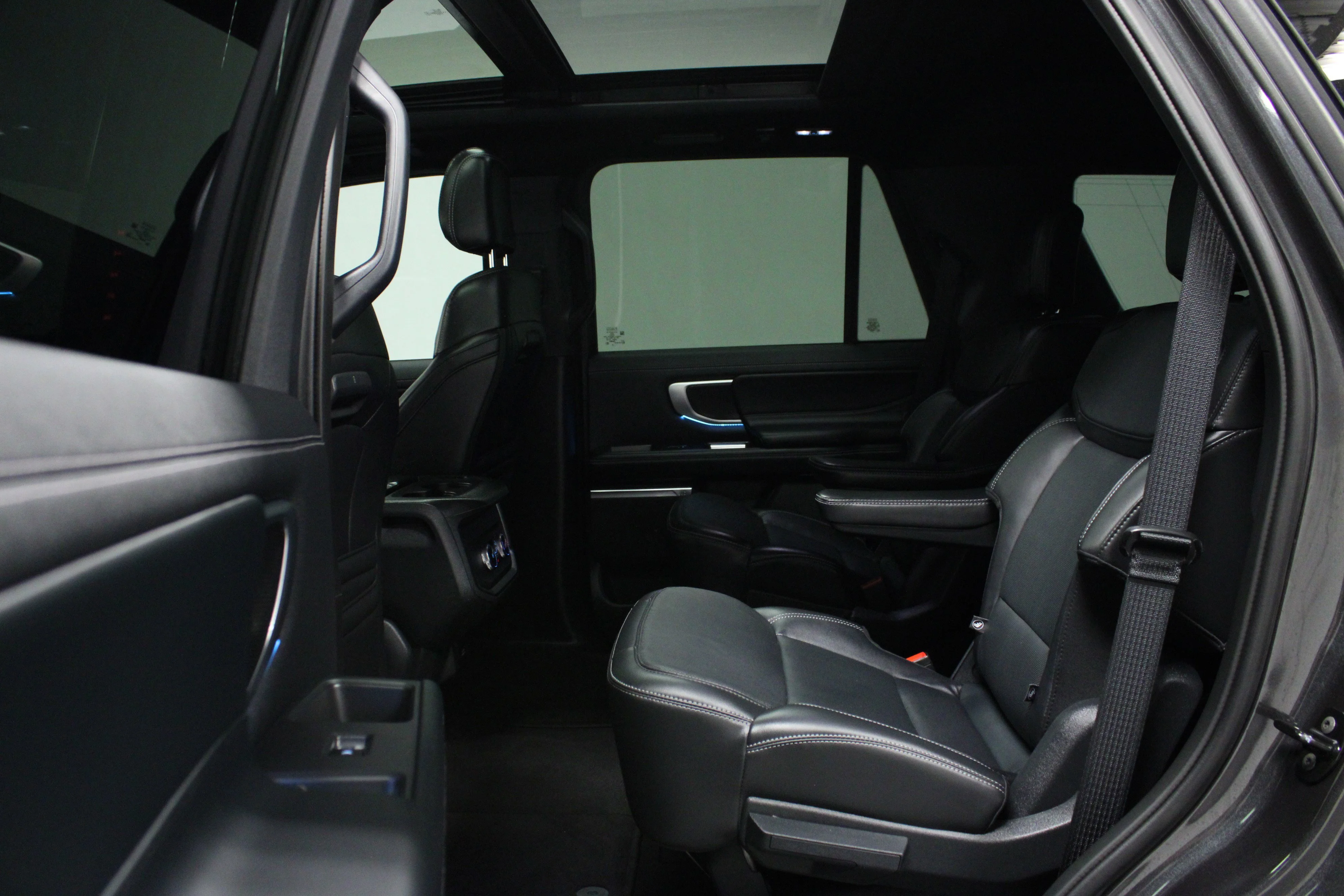 Used 2025 Gray Metallic Ford Platinum image 13