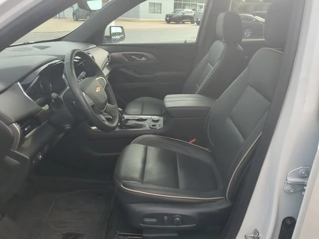 Used 2023 Iridescent Pearl Tricoat Chevrolet Premier image 11