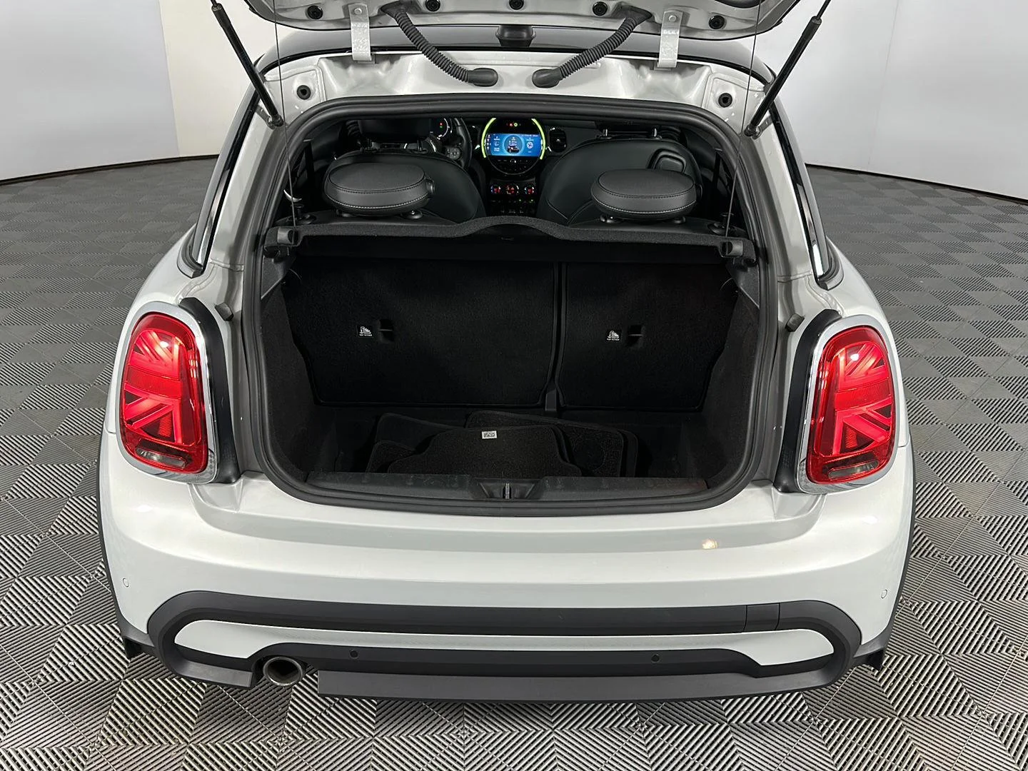 Used 2022 White Silver Metallic MINI Oxford Edition image 30