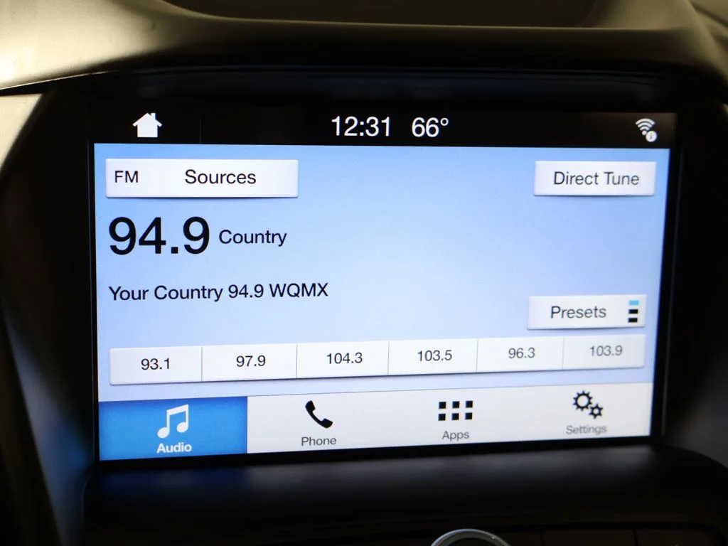 Used 2019 Green Ford SE image 40