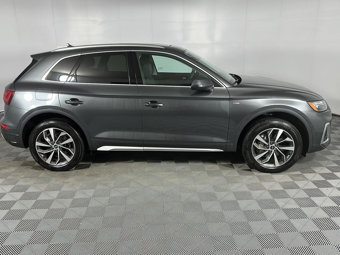 Used 2023 Daytona Gray Pearl Effect Audi S line Premium image 4