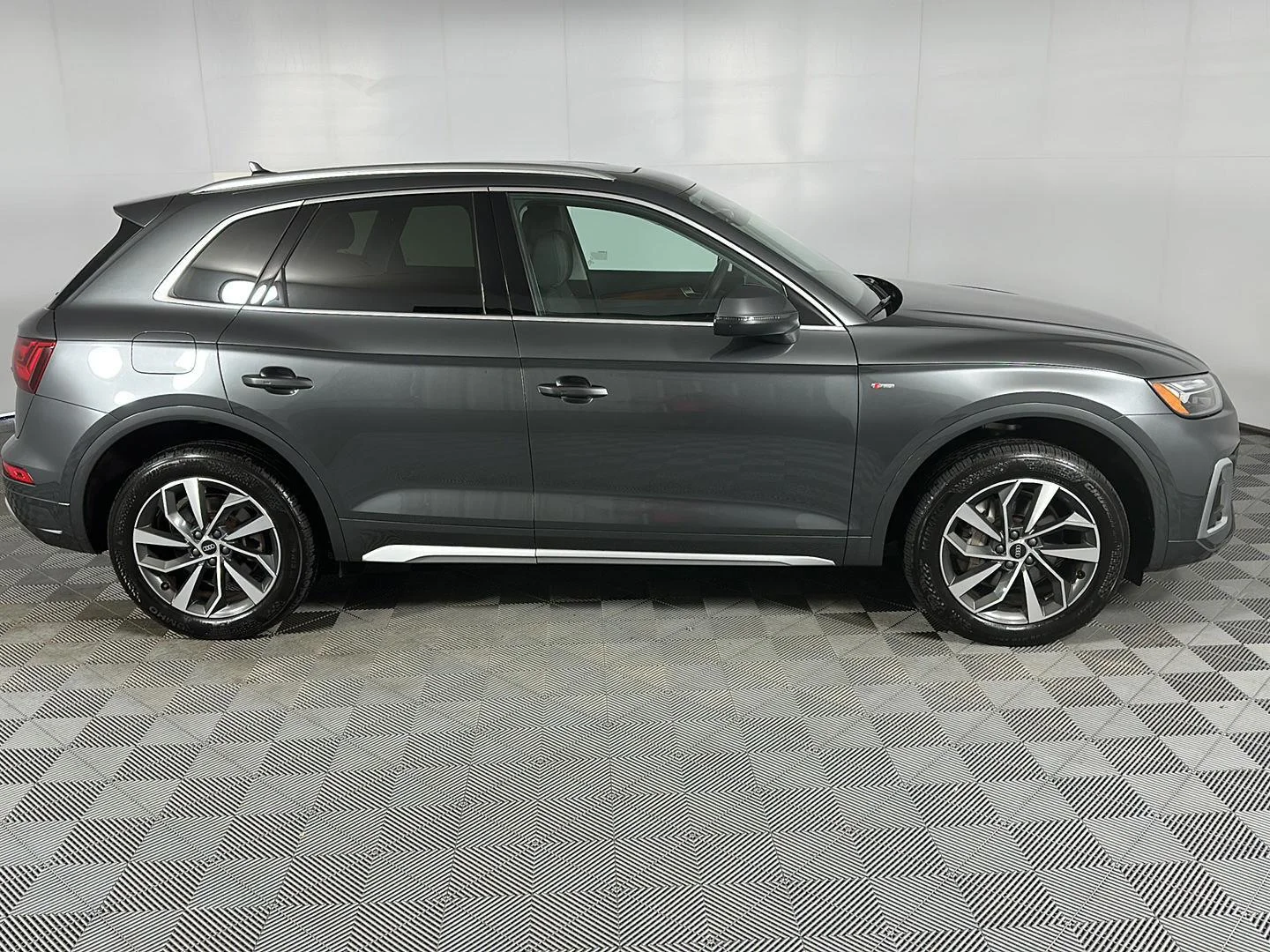 Used 2023 Daytona Gray Pearl Effect Audi S line Premium image 4