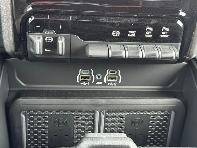 New 2026 Diamond Black Crystal Pearl-Coat Exterior Paint RAM LARAMIE image 37