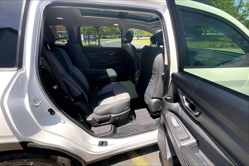 Used 2025 White Subaru Onyx Edition image 30