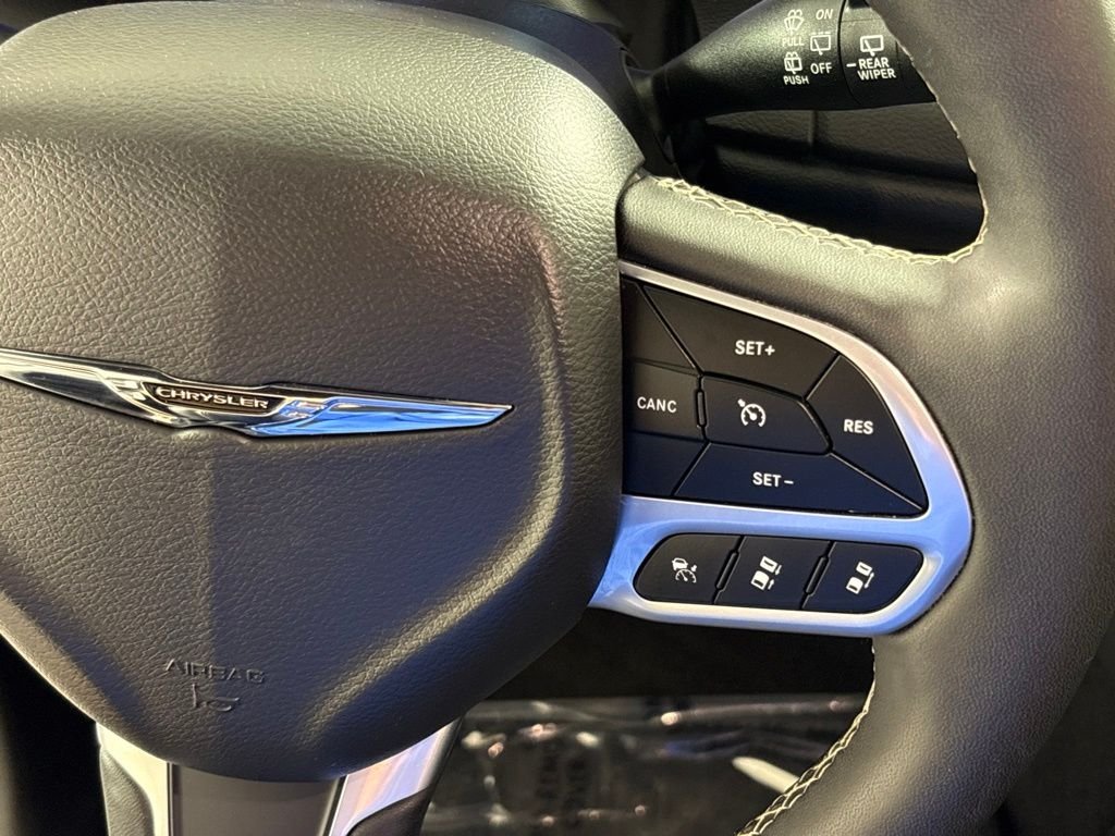 Used 2025 Black Chrysler Select image 31