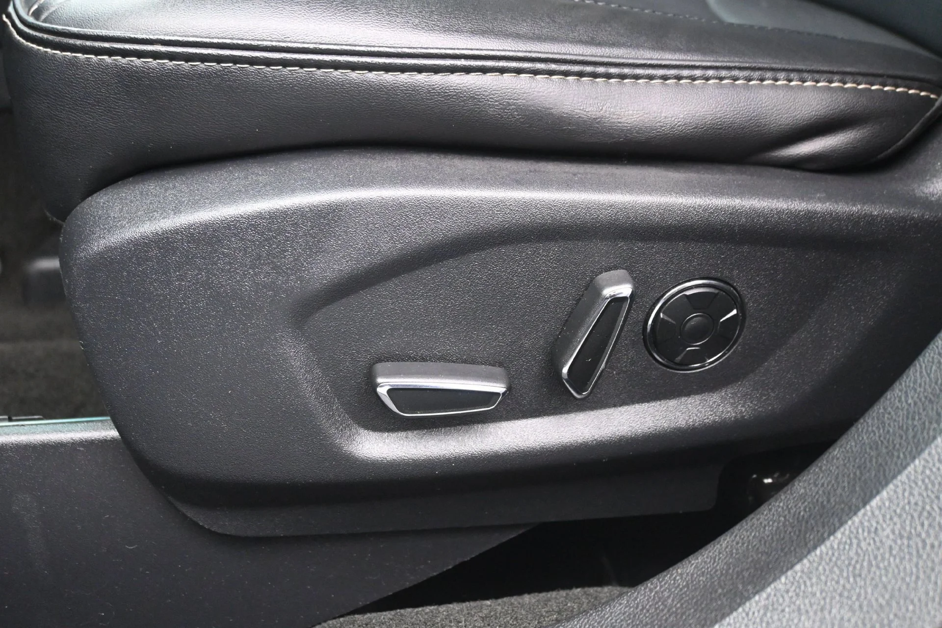 Used 2017  Ford Platinum image 25