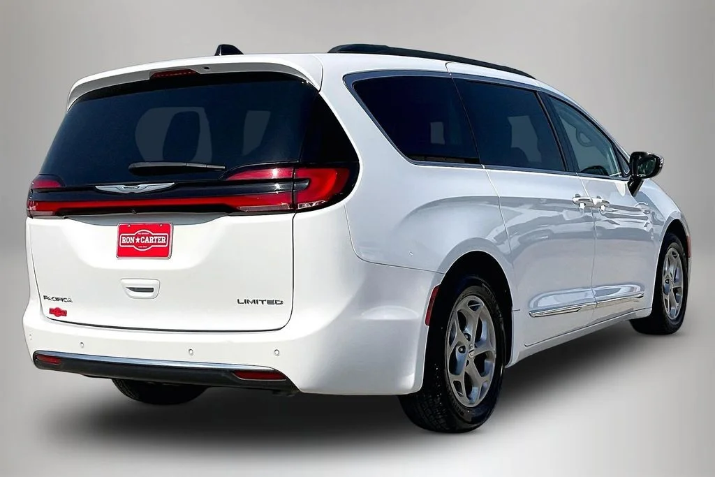 Used 2023 White Chrysler Limited image 5