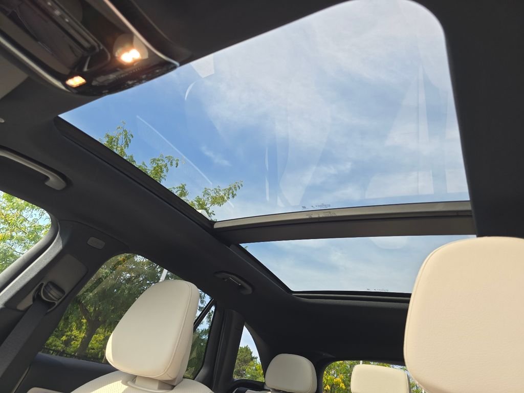 New 2027 Polar White Mercedes-Benz GLC 300 image 3