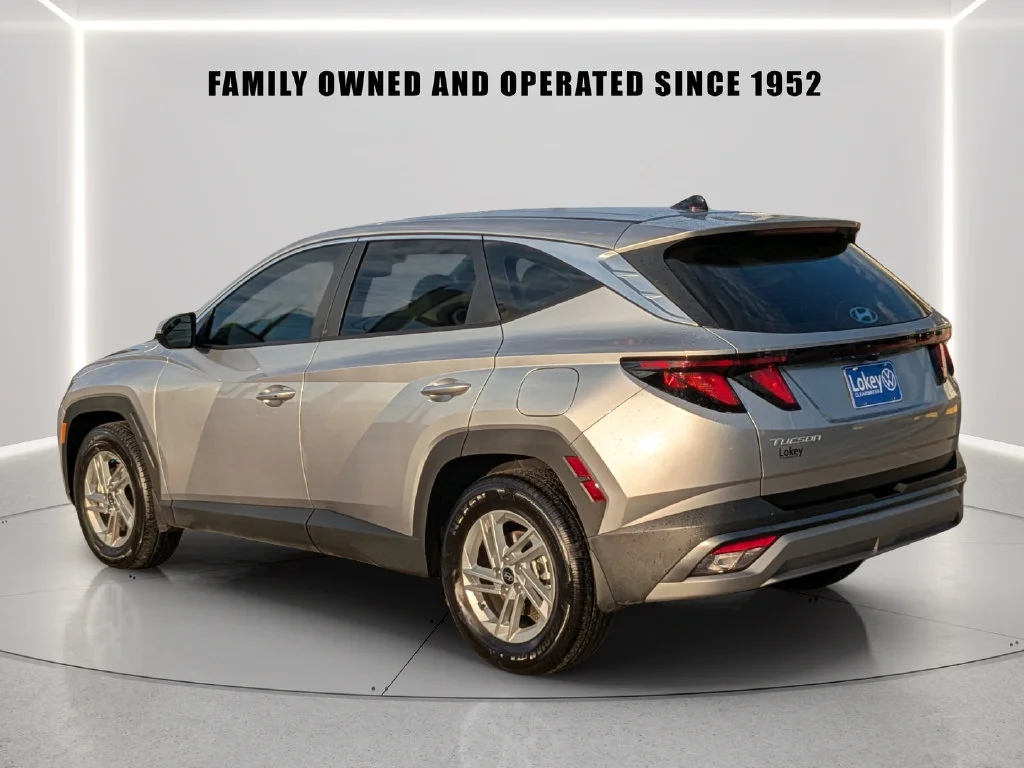 Used 2025 Silver Hyundai SE image 4