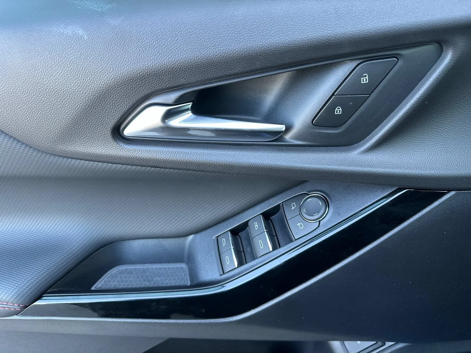2027 Chevrolet Equinox RS - Photo 11