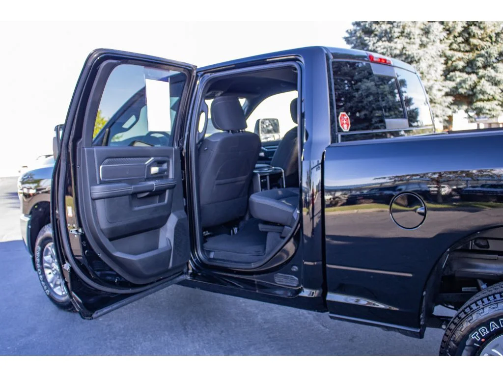 Certified Used 2025 Diamond Black Crystal Pearlcoat Ram Big Horn image 13