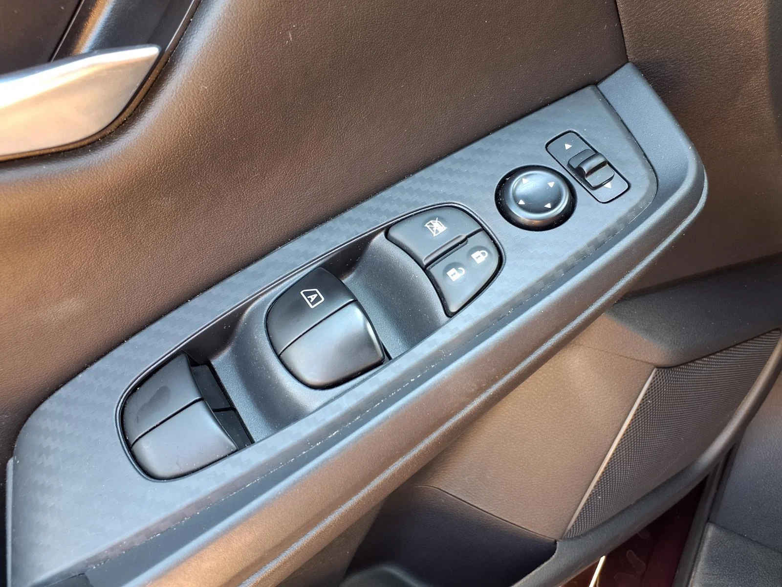 Used 2025 Rosewood Metallic Nissan SV image 15