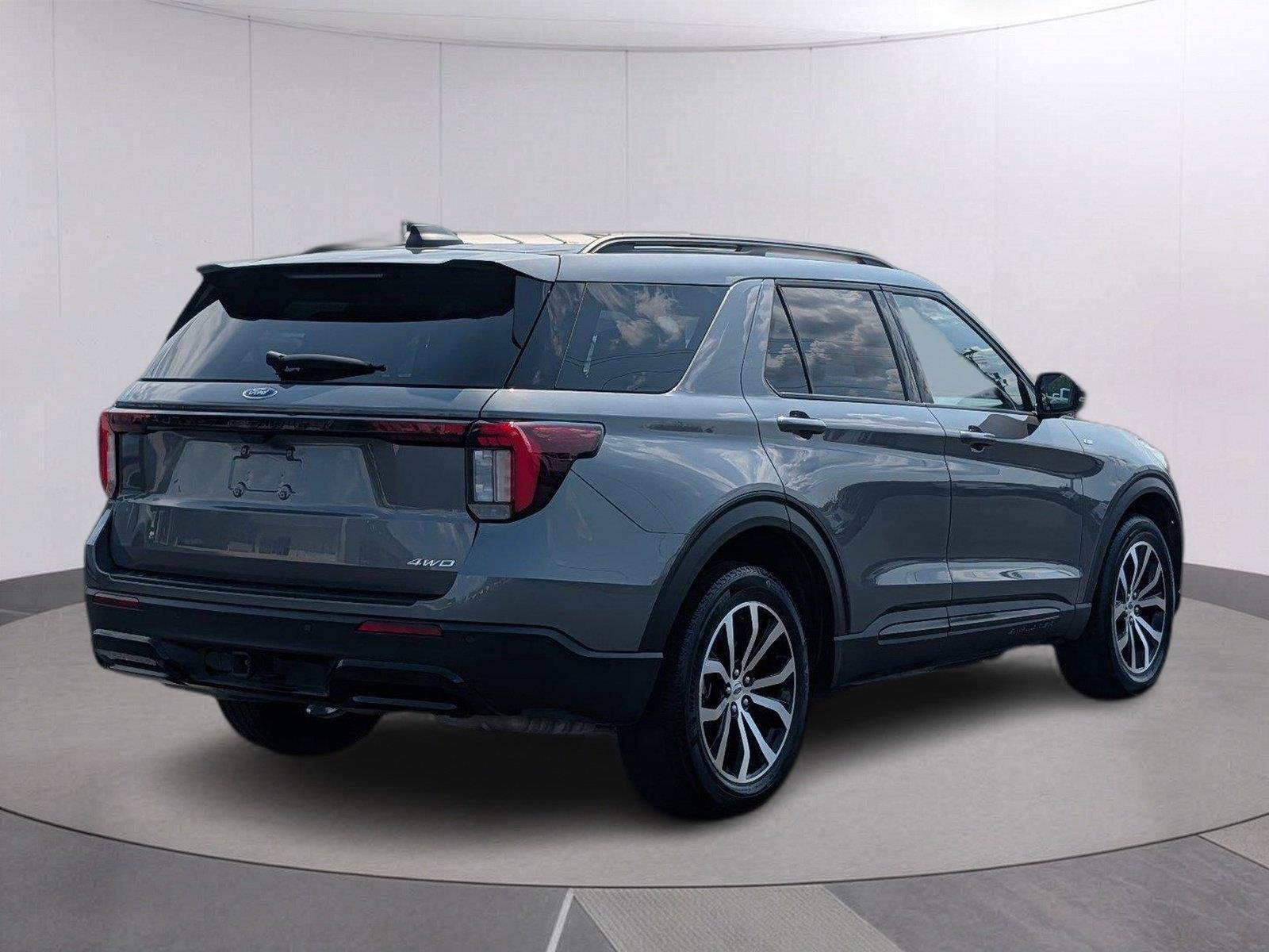 Used 2025 Carbonized Gray Ford ST-Line image 5