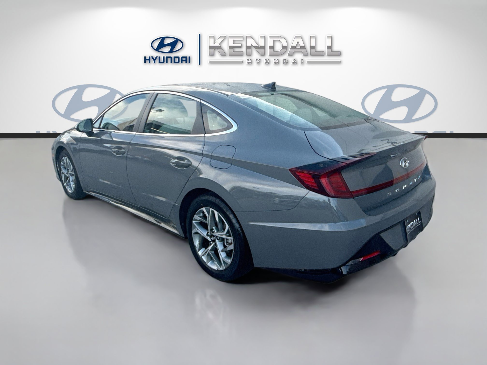 Used 2023 Hampton Gray Hyundai SEL image 4