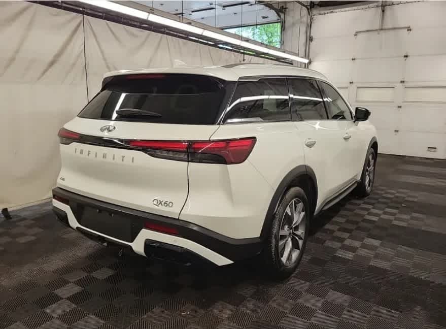 Used 2024 Majestic White INFINITI LUXE image 5