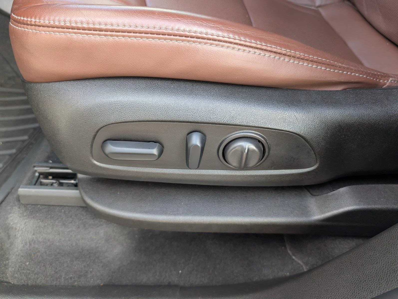 Used 2018 Includes Satin Nickel lower exterior accent color. Buick Avenir image 14