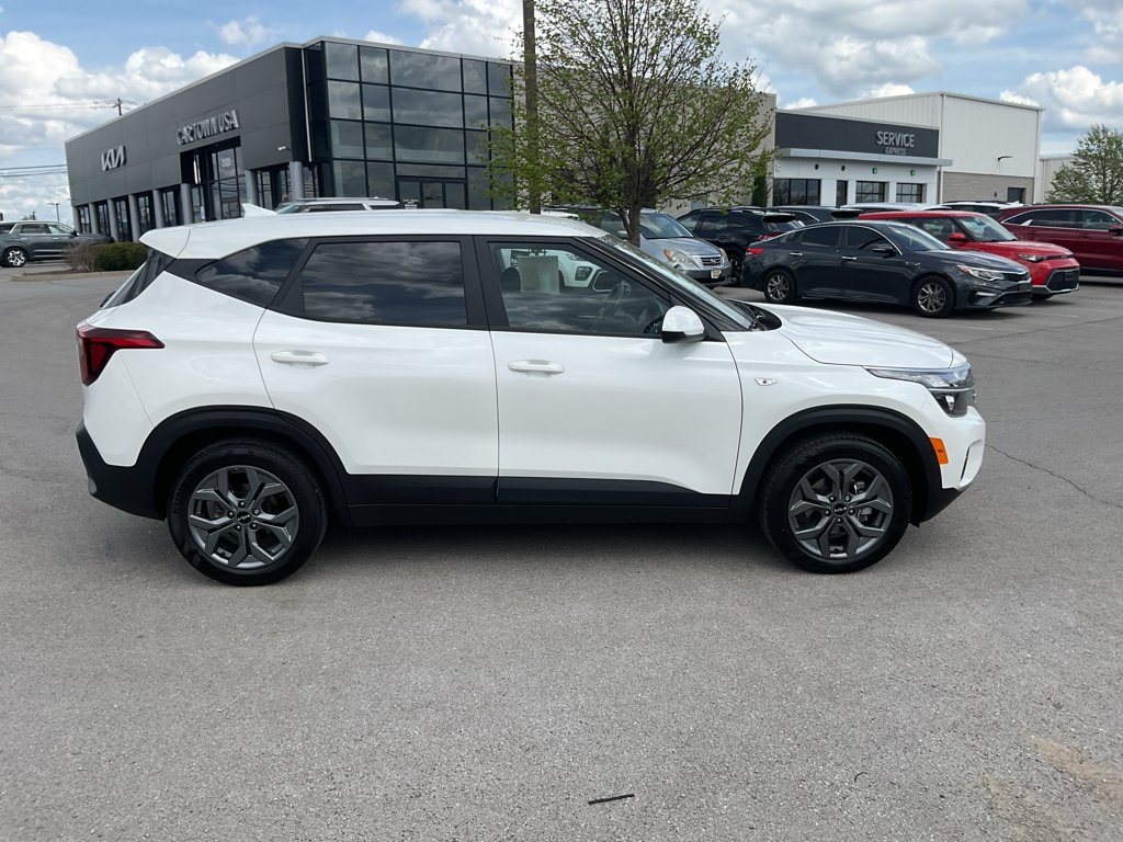 Used 2026 Snow White Pearl Kia LX image 9