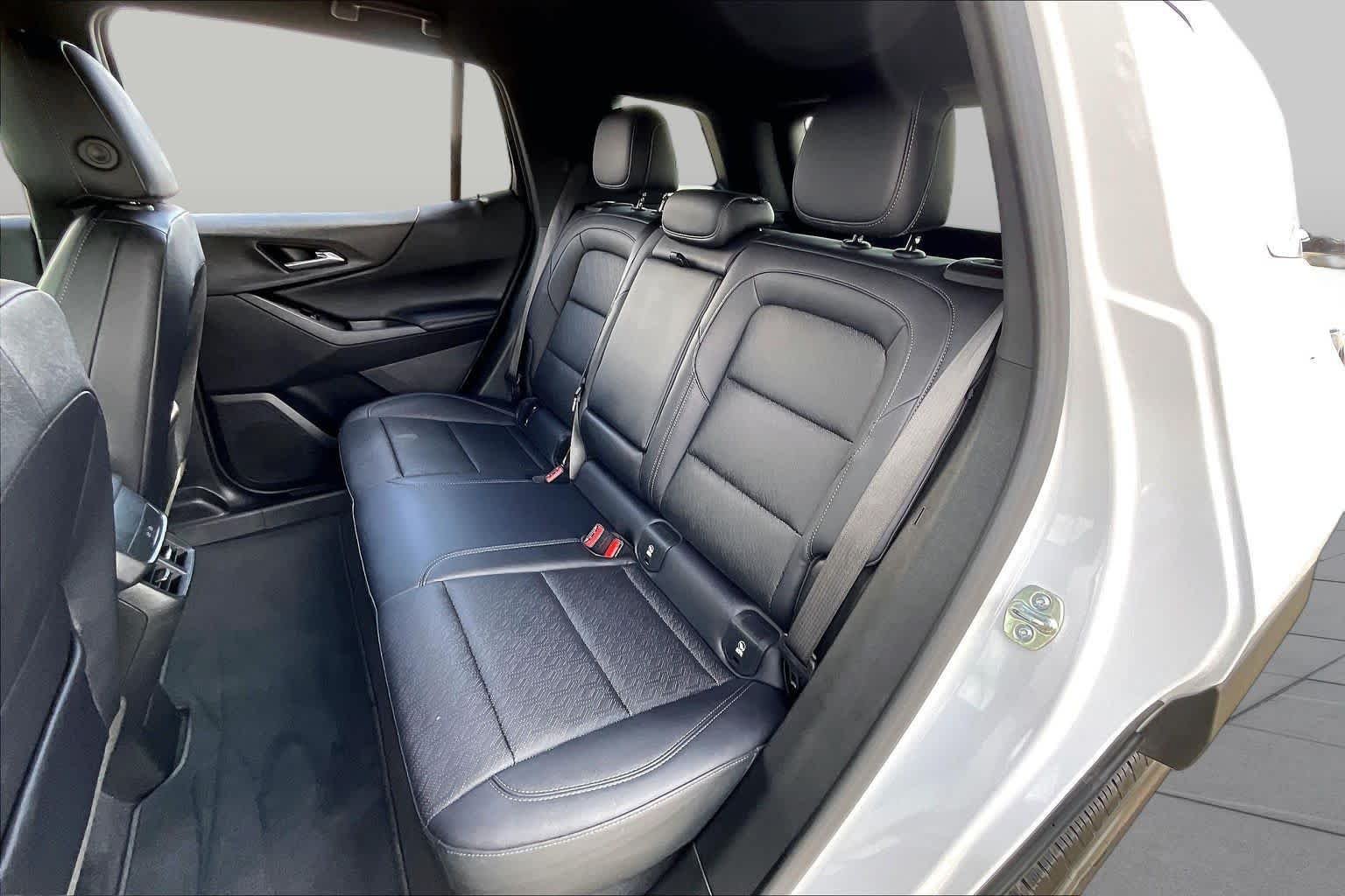 Used 2025 Summit White Chevrolet FWD LT image 19
