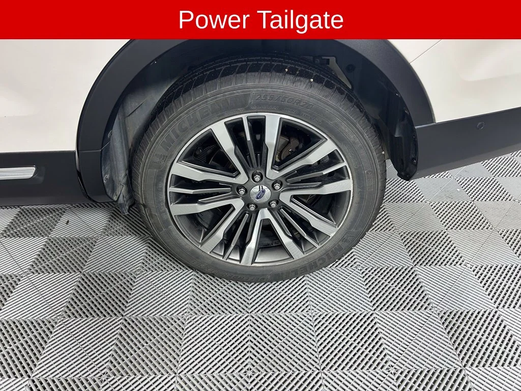 Used 2017 White Platinum Clearcoat Metallic Ford Platinum image 21