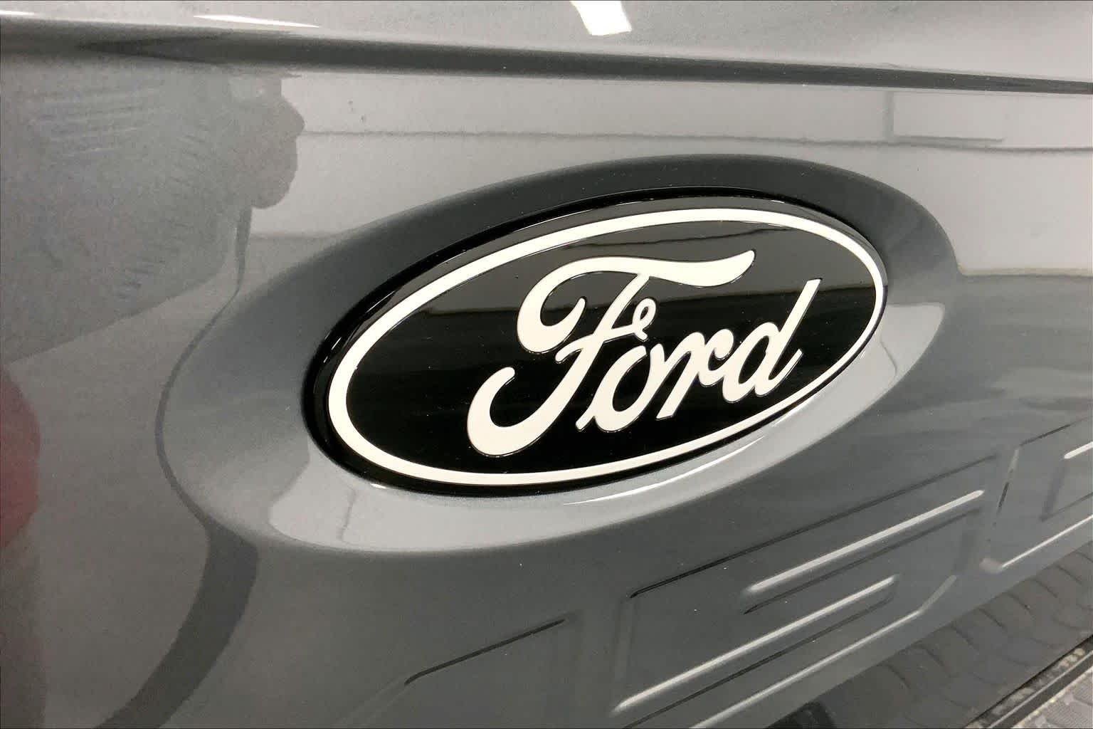 New 2026 Carbonized Gray Metallic Ford XLT image 12