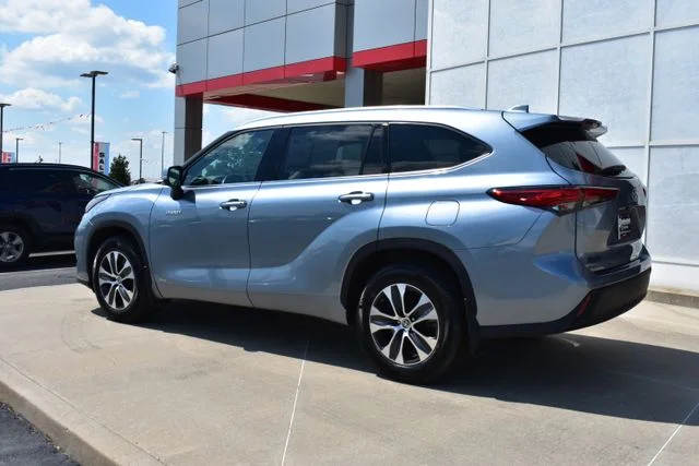 Used 2020 Blue Toyota XLE image 7