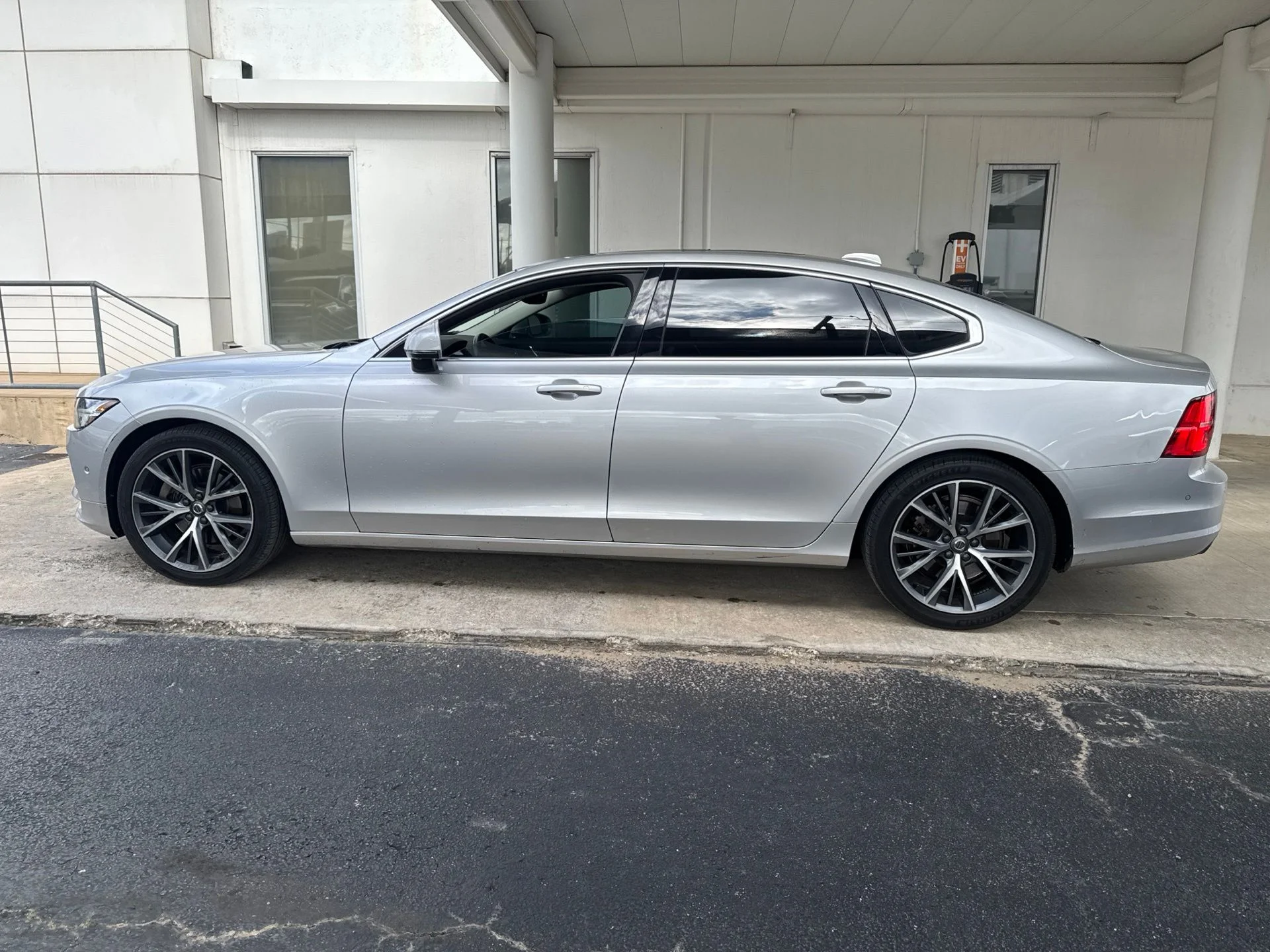 Used 2018 Silver Volvo T5 Momentum image 8