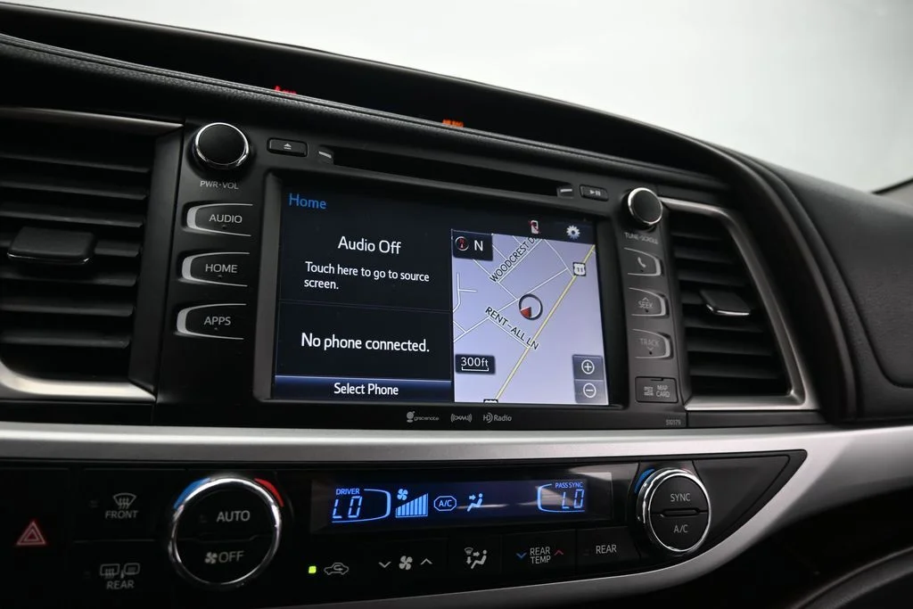 Used 2018 White Toyota XLE image 21