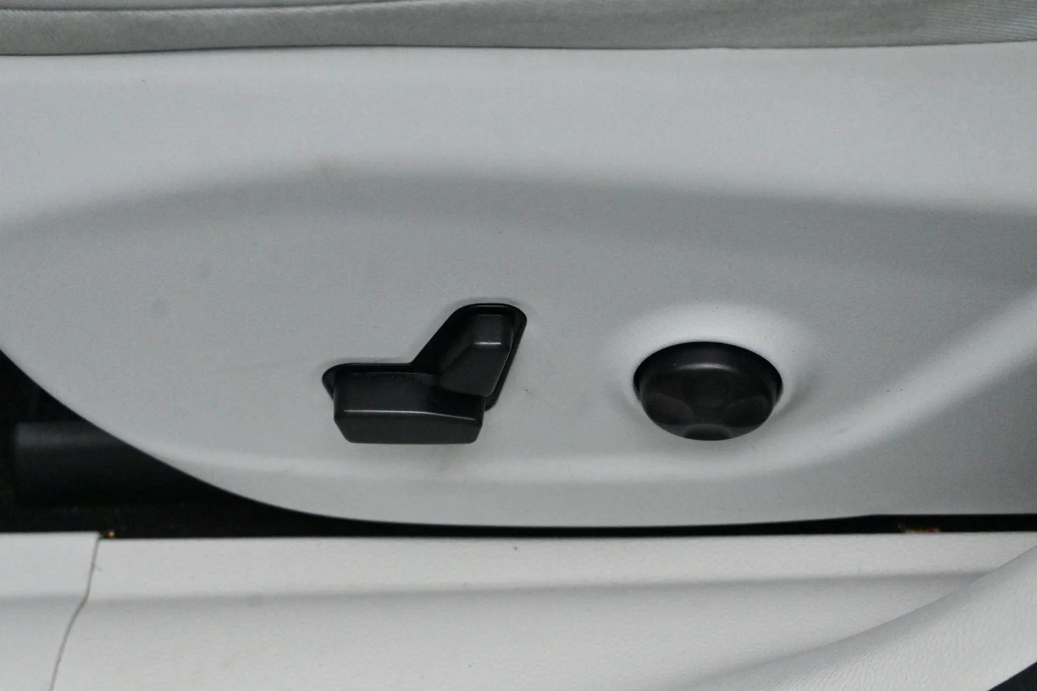 Used 2019 Bright White Clearcoat Jeep Limited image 13