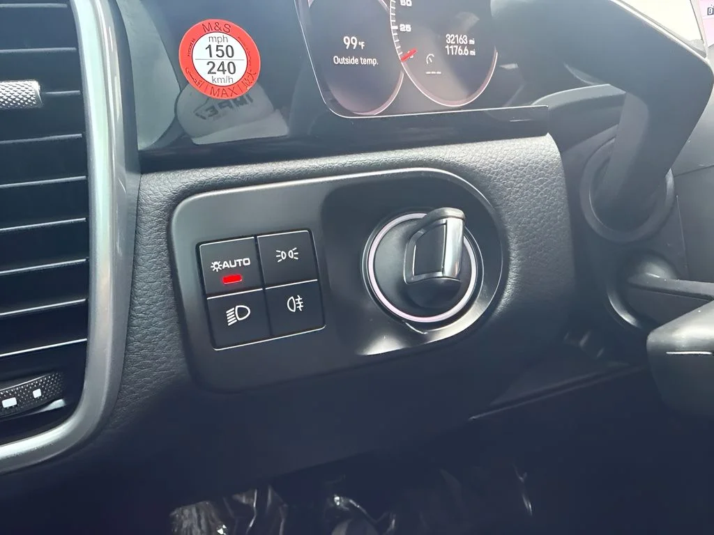 Used 2023  Porsche Base image 16
