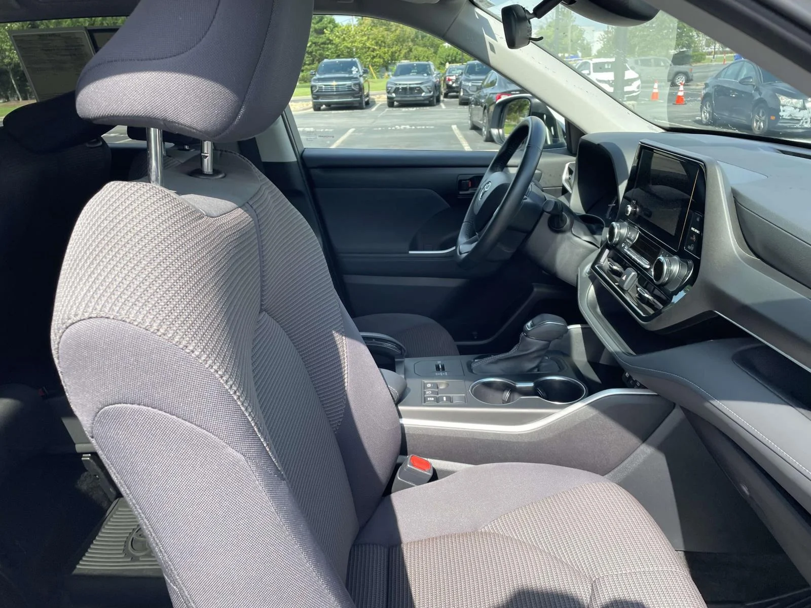 Used 2023 Off-white Toyota LE image 8