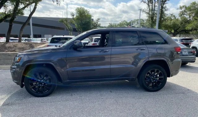 Used 2019 Gray Jeep Altitude image 2