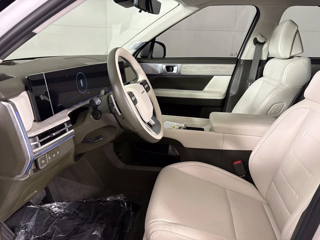 Used 2024 White Hyundai Calligraphy image 22