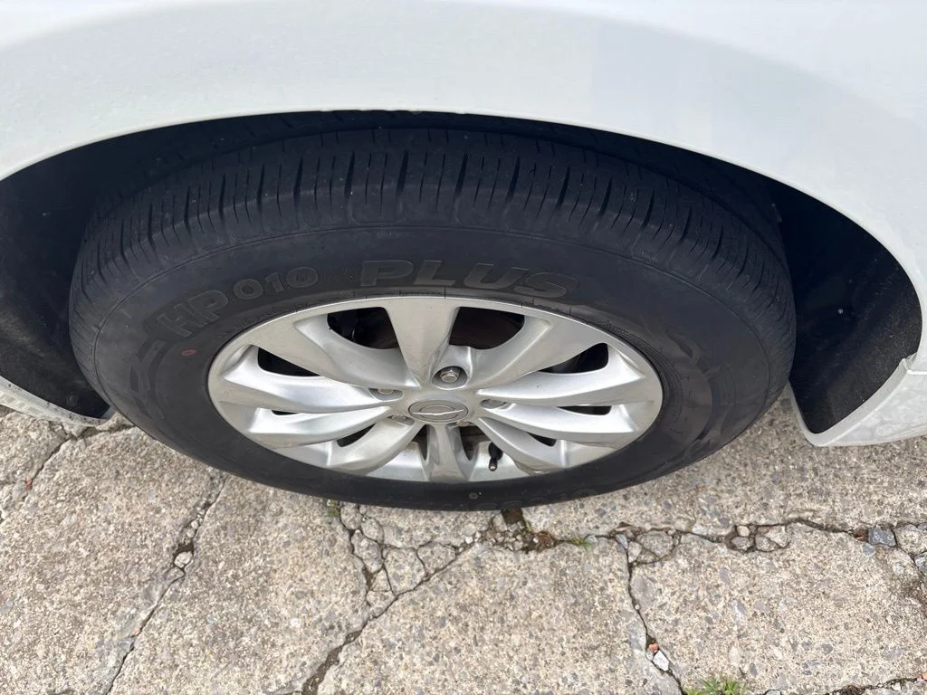Used 2018 White Chrysler Touring L image 6